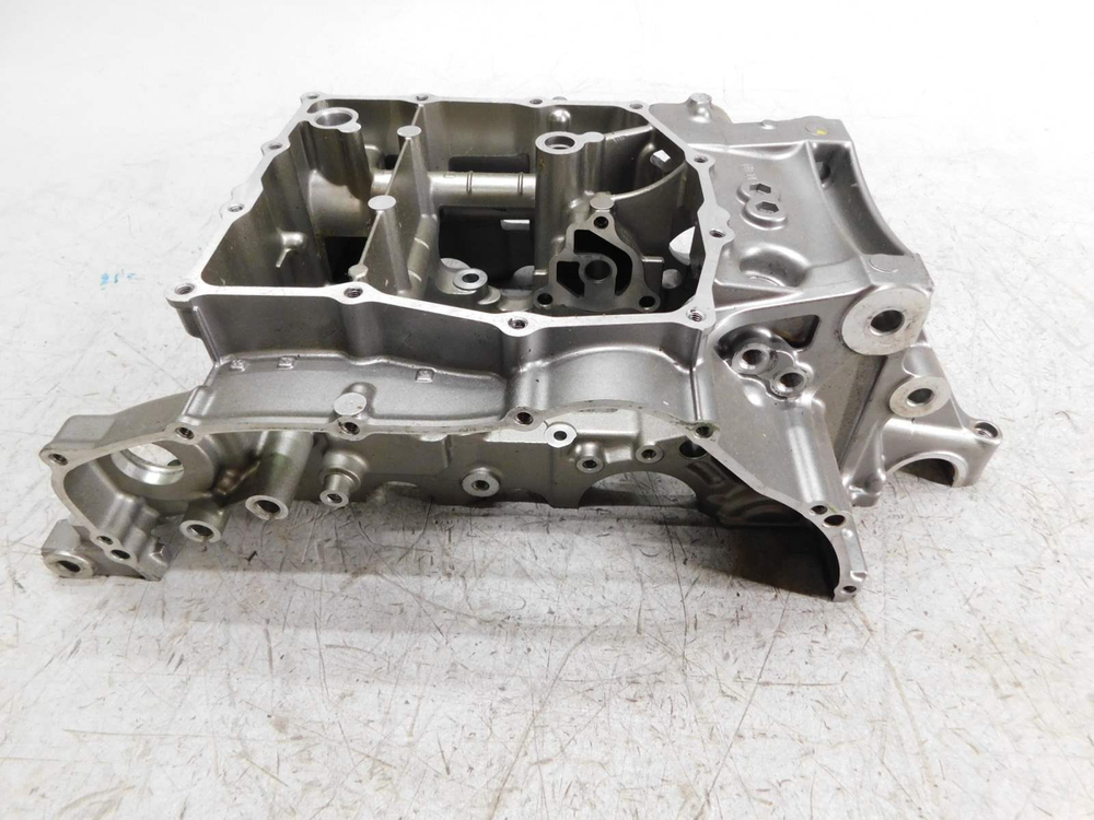 Нижняя часть картера Honda VFR800 RC79E