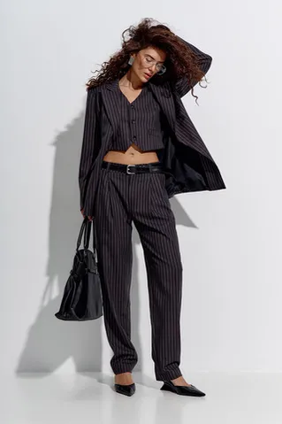 Брюки бананы в полоску темно-серого цвета