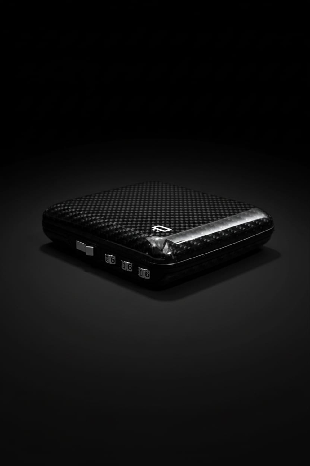 Кошелёк из натурального карбона с кодовым замком