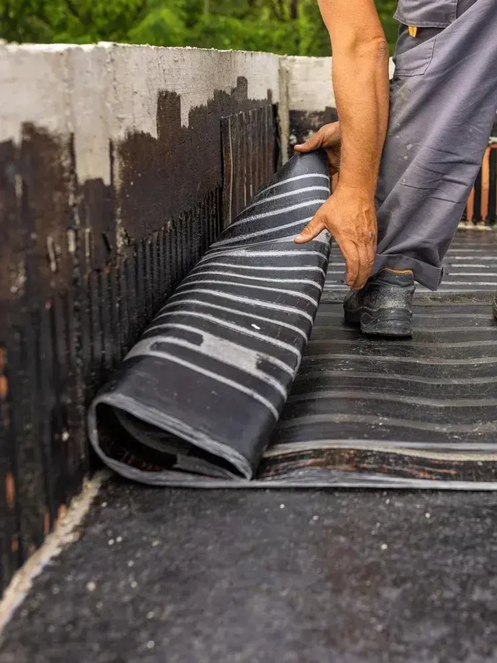 Мастика гидроизоляционная черная с кусочками резины для ремонта кровли, терасс, крыш, фундамента 2 кг FARBITEX