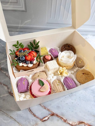 Большой подарочный набор с бенто Медовик на 8 Марта