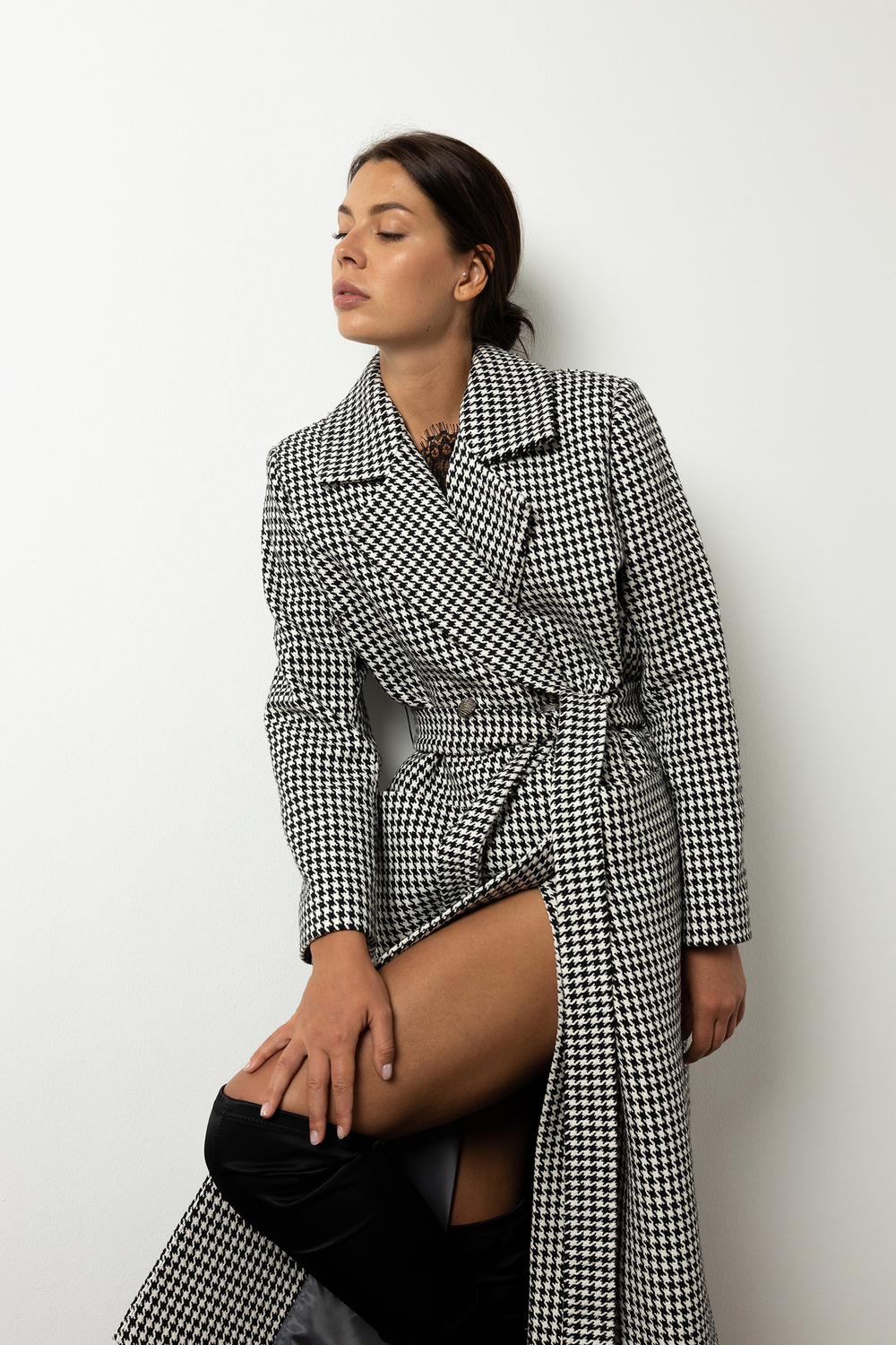 Пальто прямого кроя расцветки гусиная лапка