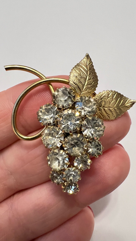 Брошь виноград с прозрачными кристаллами