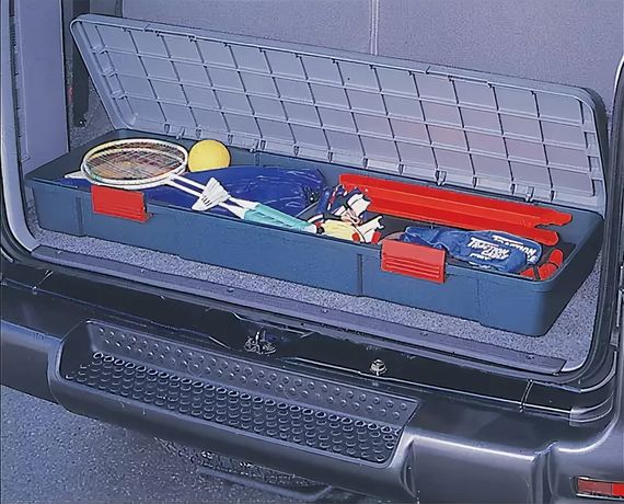 Экспедиционный ящик IRIS RV Box 1150F, в багажнике автомобиля.