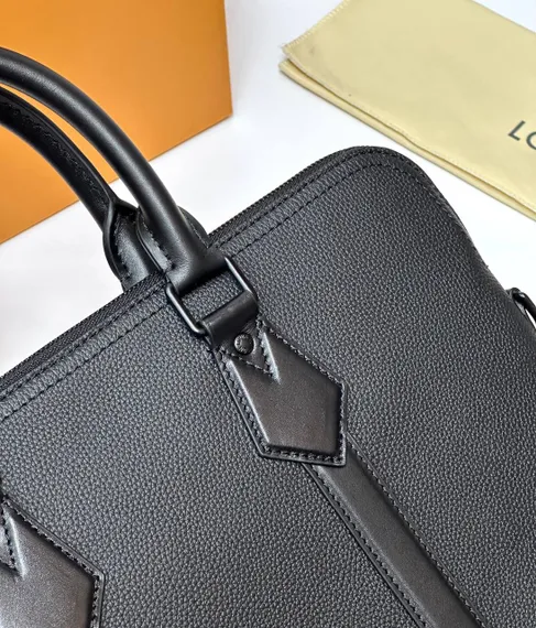 Портфель Louis Vuitton Takeoff из коллекции Aerogram, черная