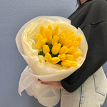 Букет свежих желтых тюльпанов