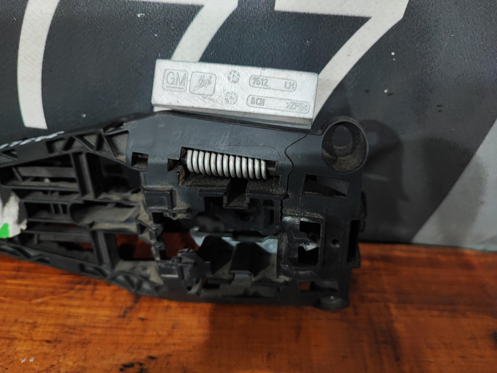 Кронштейн ручки двери левый Chevrolet Cruze 09-15 Б/У Оригинал 13576845