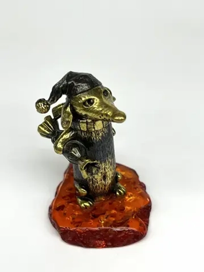 Бронзовая статуэтка на янтаре