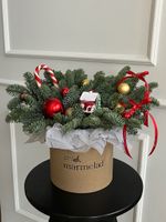 Композиция из хвои с новогодними игрушками