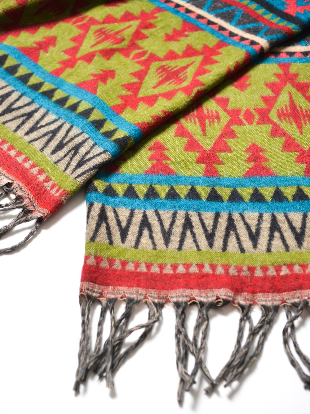 Теплый палантин с орнаментом