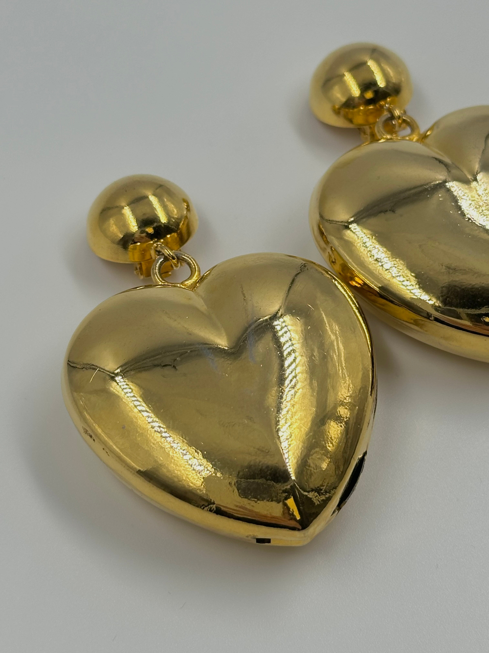 Массивные клипсы с подвесками в виде сердец Moschino