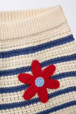 ZARA ТРИКОТАЖНЫЕ ШОРТЫ В ПОЛОСКУ С ЦВЕТОЧНЫМ РИСУНКОМ, ЭКРЮ/СИНИЙ