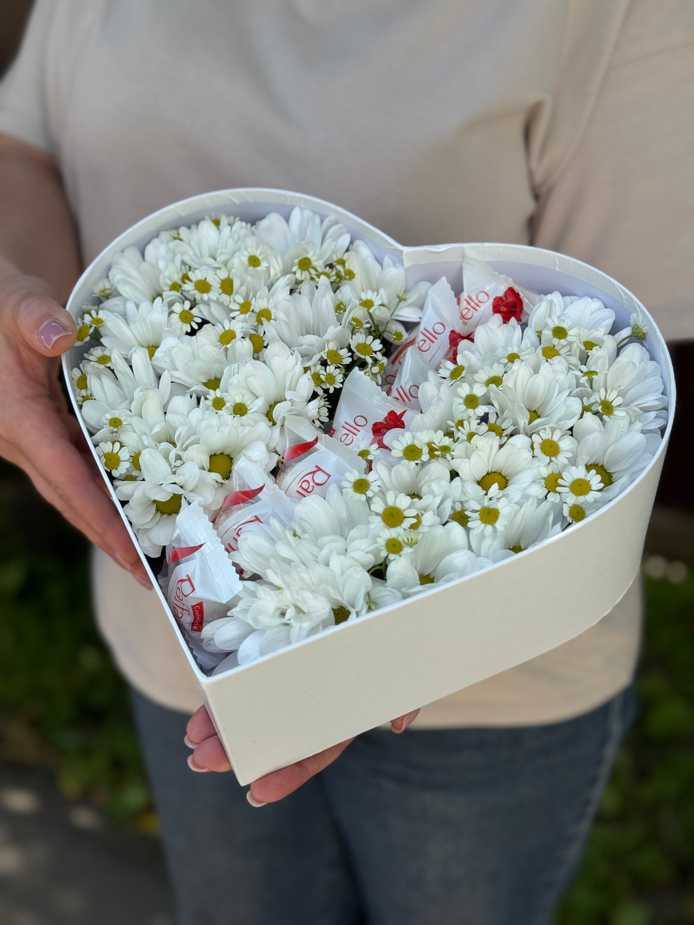 Нежный танацетум, кустовая хризантема и конфеты “Raffaello” в трепетной композиции «Сердце» от Флора Маркет