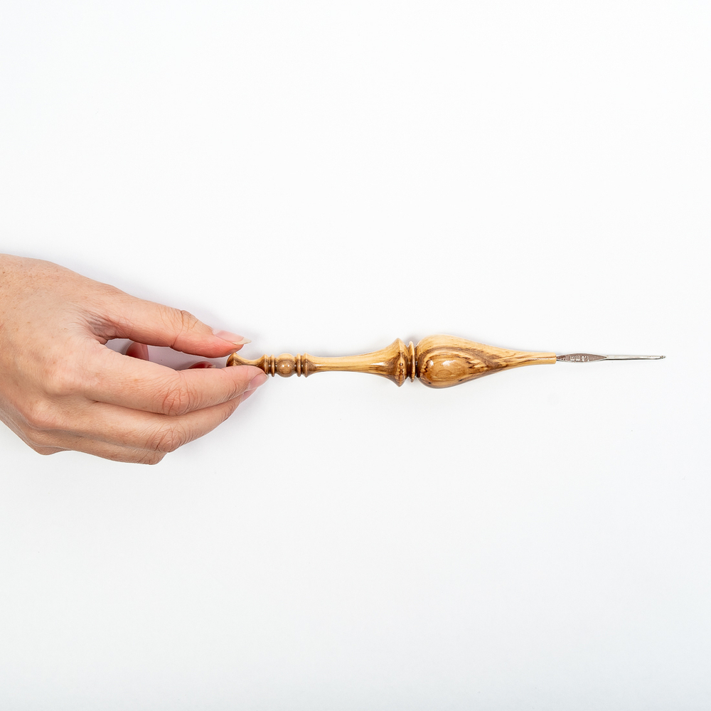 Железный крючок для вязания с деревянной ручкой из рябиной размером 1.6 мм. K134