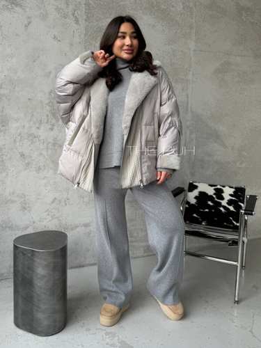 Серый пуховик с вязаными вставками и отделкой из меха