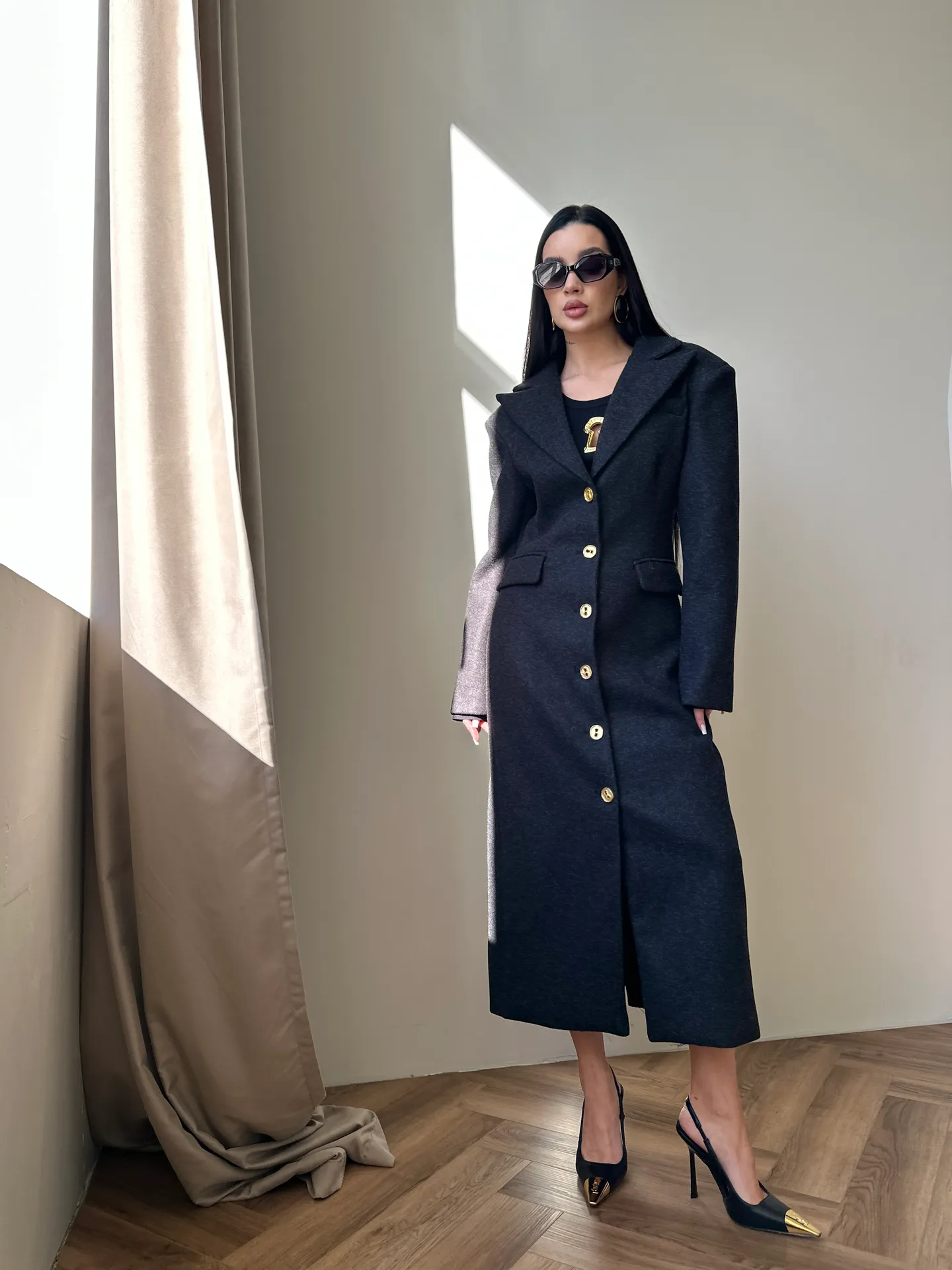 Пальто приталенное на золотых пуговицах с карманами