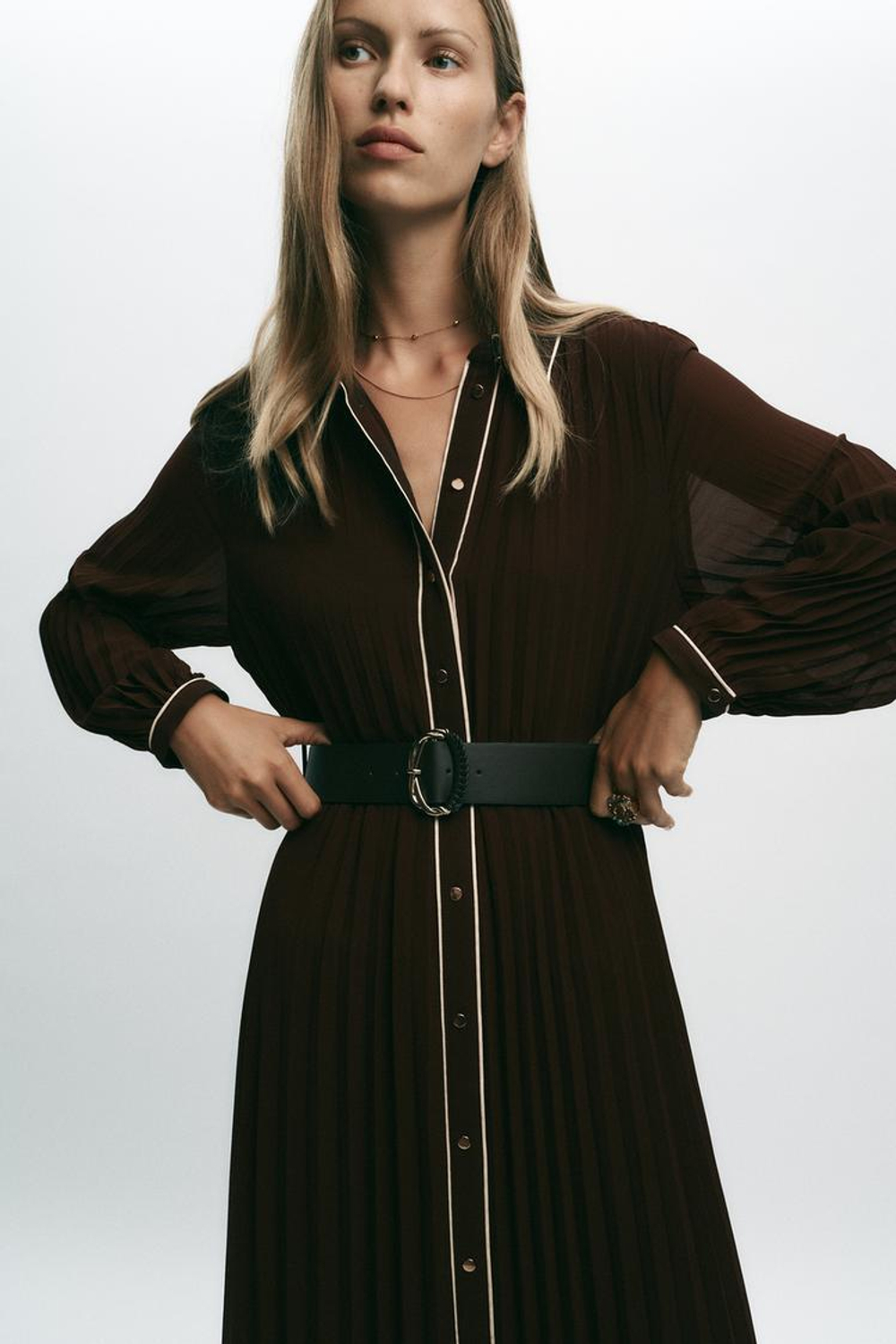 ZARA ПЛИССИРОВАННОЕ ПЛАТЬЕ МИДИ С ПОЯСОМ, КОРИЧНЕВЫЙ