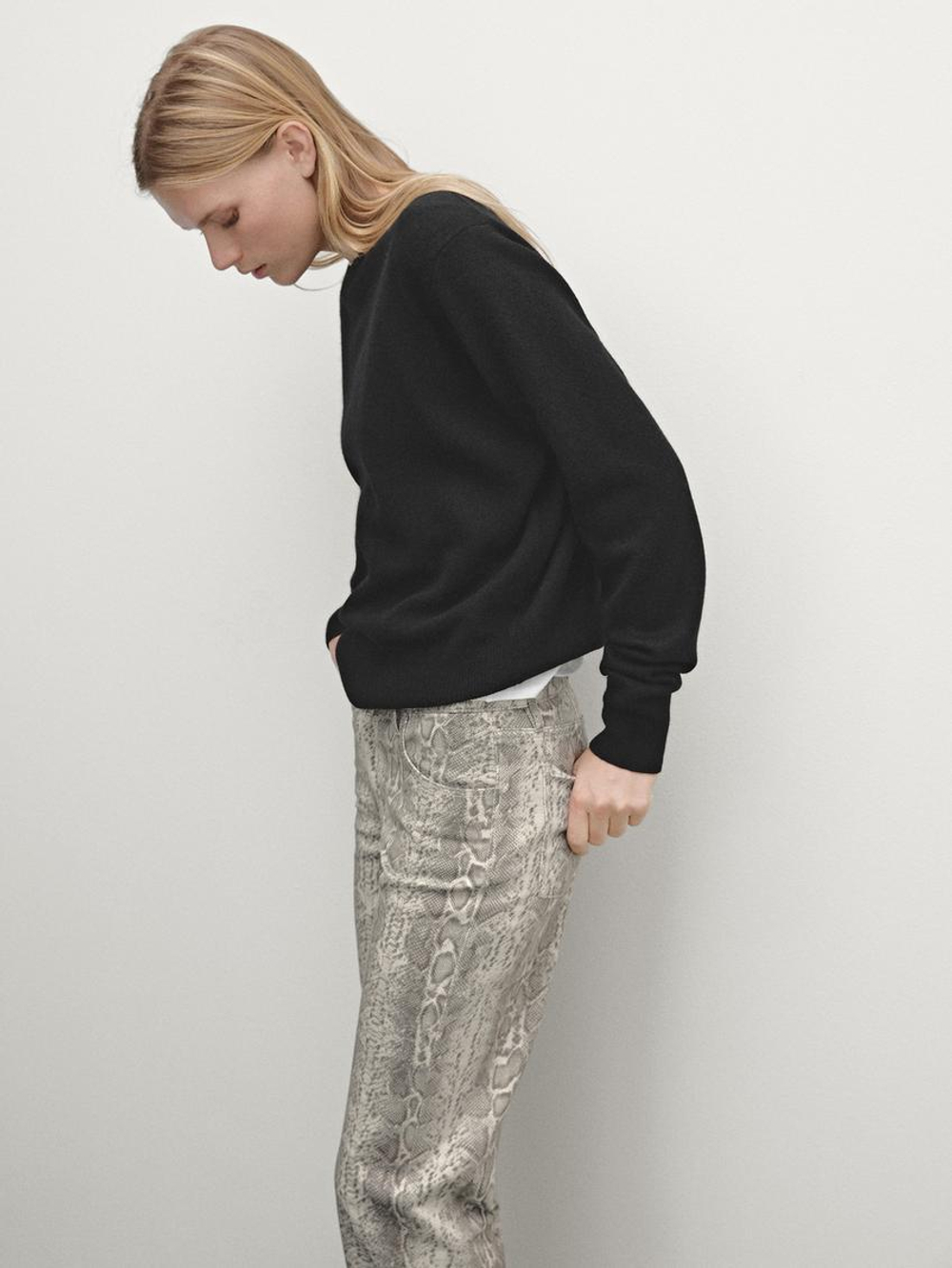 Massimo Dutti Джинсы классического кроя из хлопка со змеиным принтом, серый