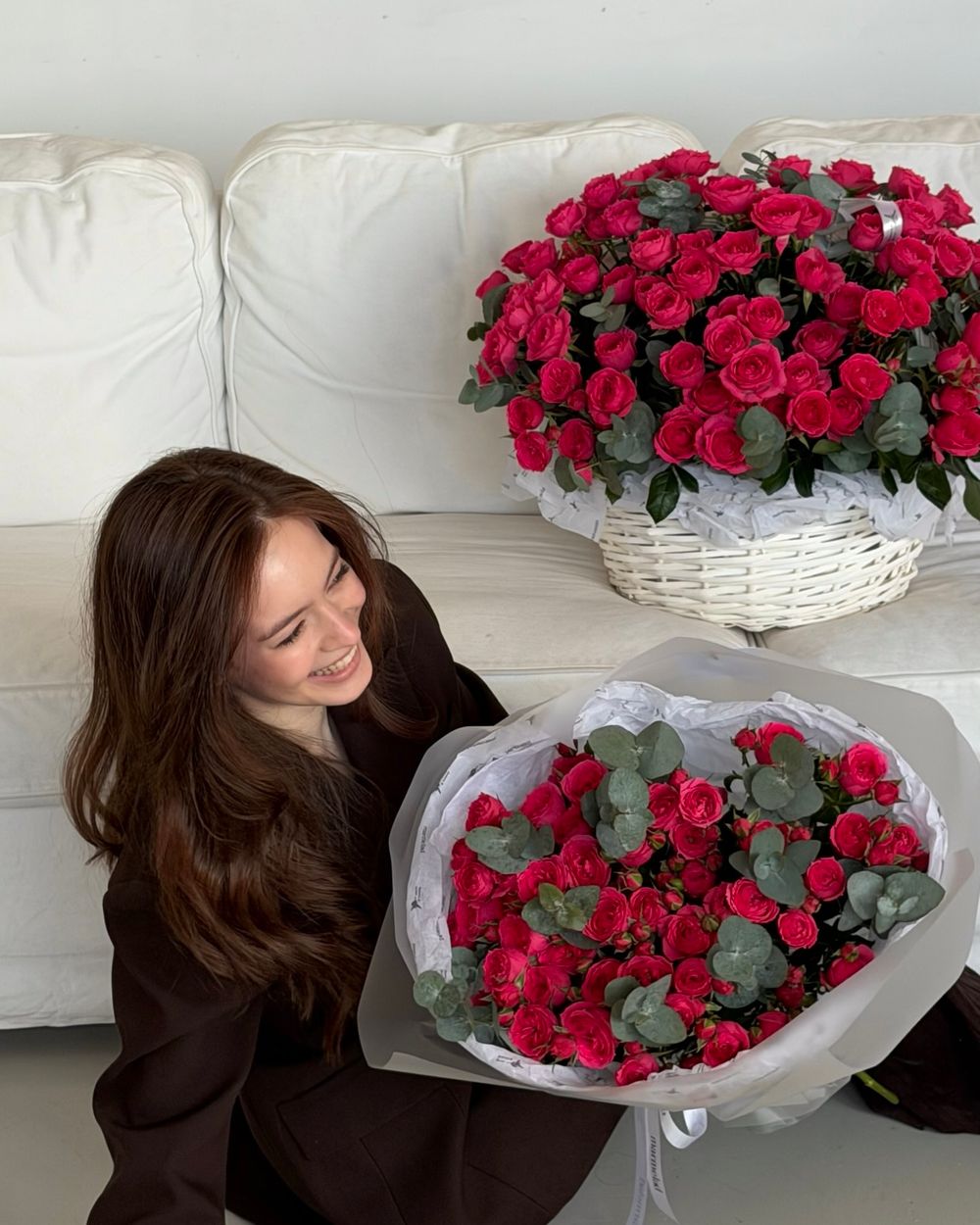 Цветочная корзина из розовых кустовых роз и эвкалипта размер XL