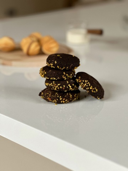 Печенье шоколадное с фисташкой