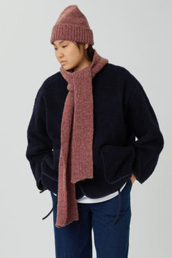 Шапка из шерсти брусничного цвета