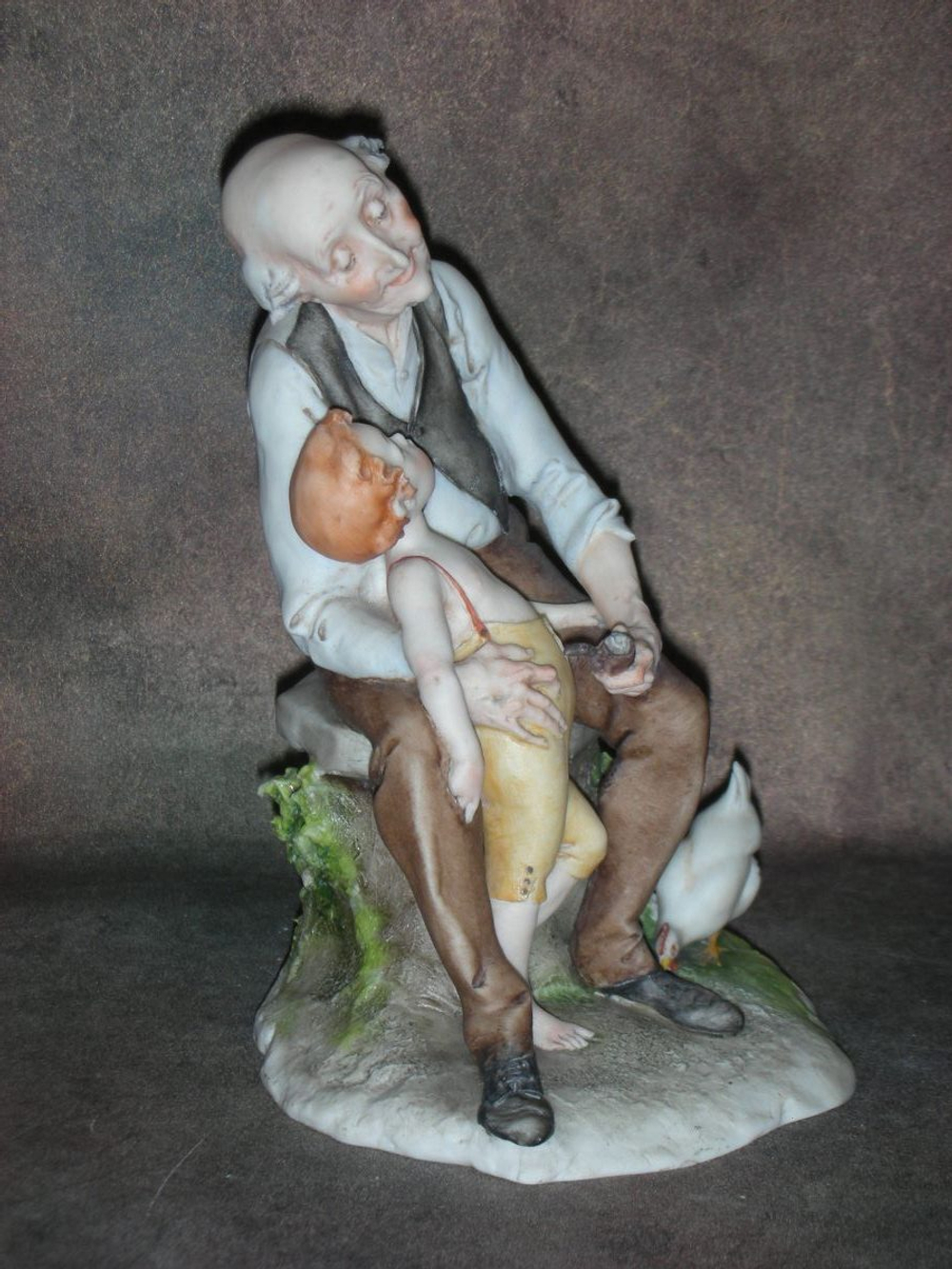 Статуэтка. Фарфор. Дедушка и малыш. Capodimonte. Италия