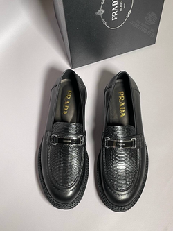 Лоферы Prada из кожи питона