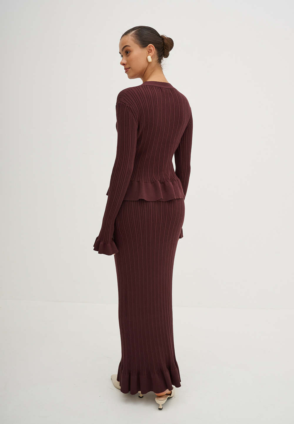 Костюм трикотажный с юбкой шоколадного цвета