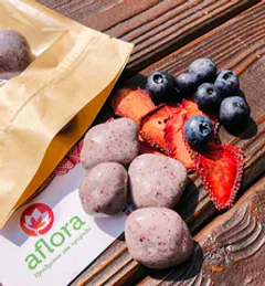 Клубника в черничном йогурте