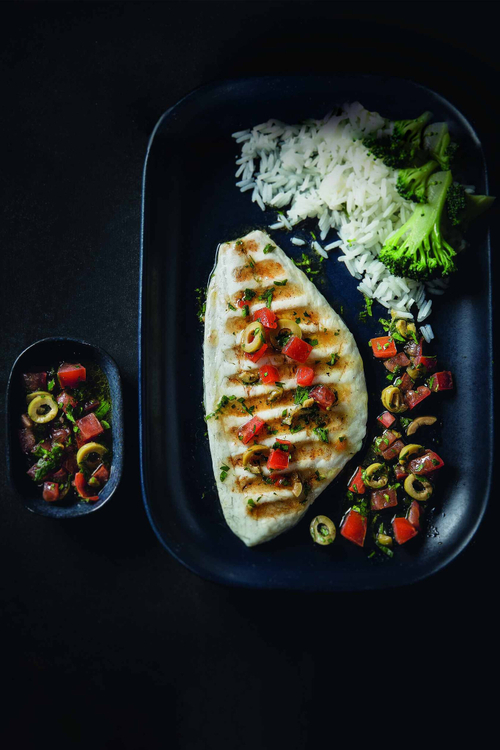 Дорадо в пергаменте с соусом песто