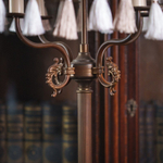 Напольный торшер в классическом стиле с тканевым абажуром и бахромой