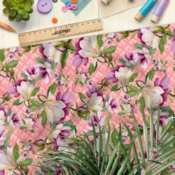 Ткань атлас розовые и белые фиалки на розовом фоне с узором