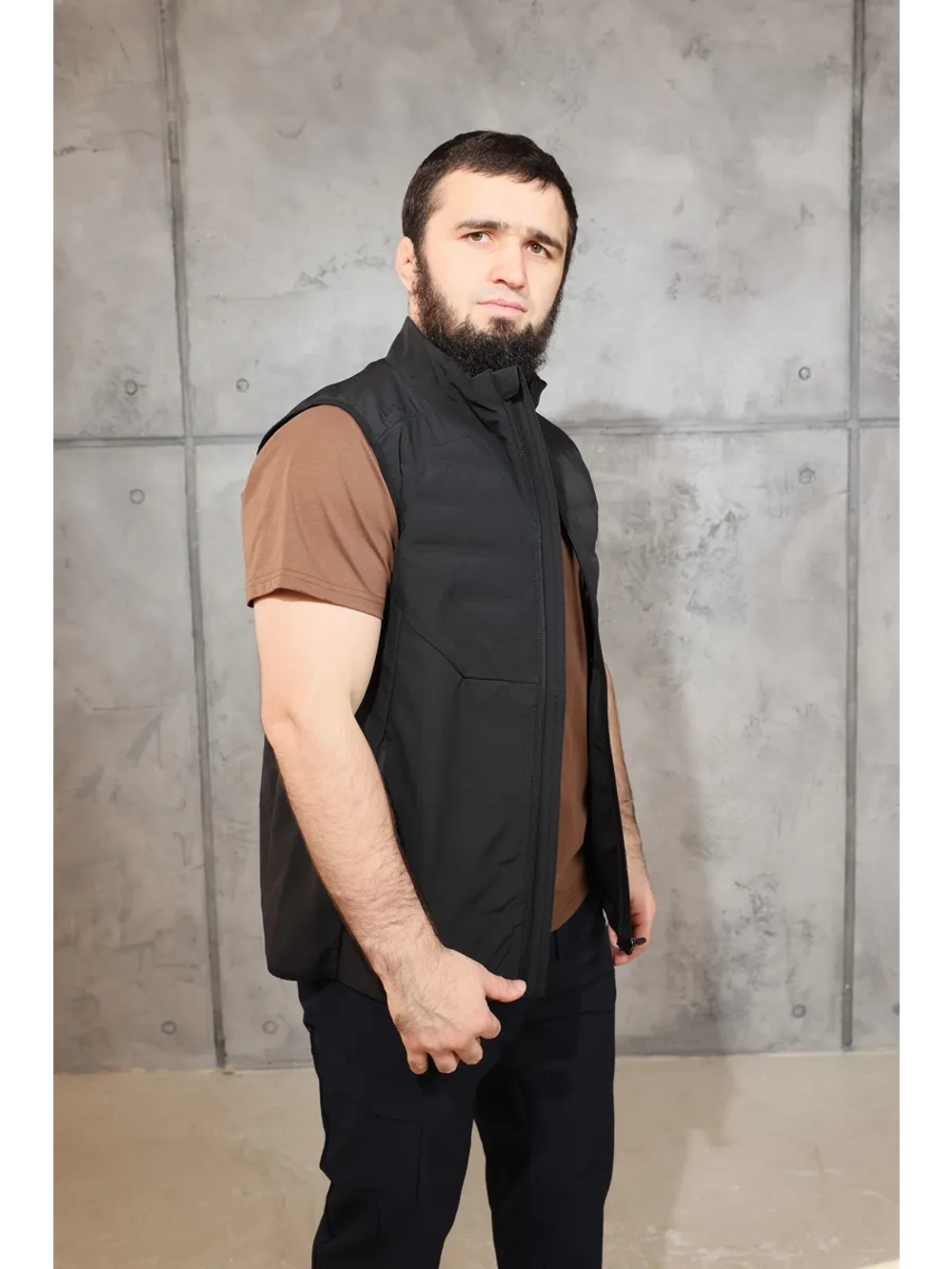 Легкий жилет без капюшона с водоотталкивающим материалом