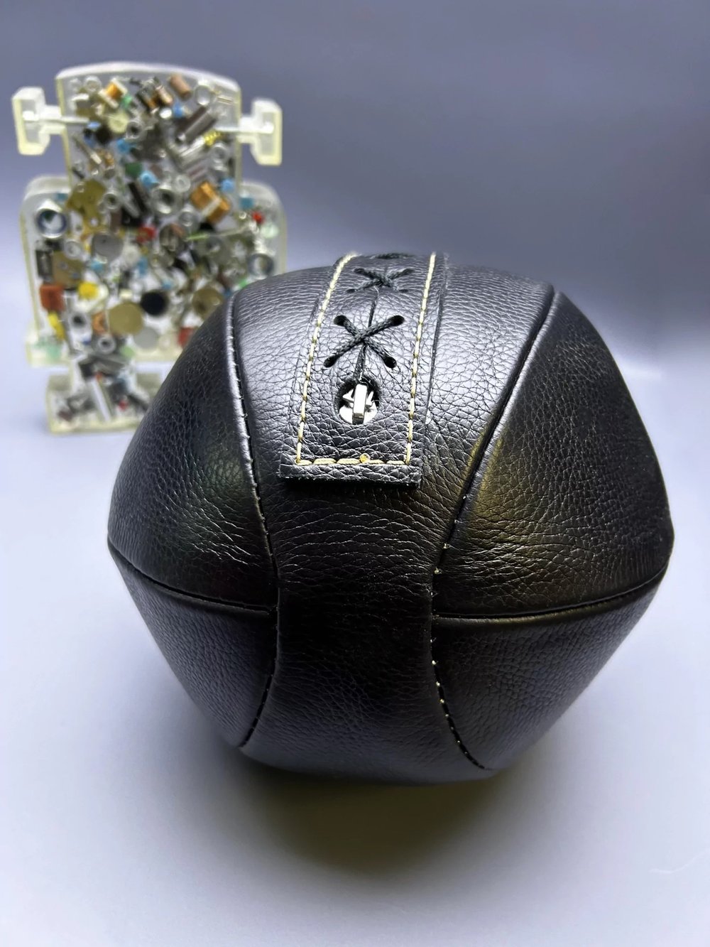 Набивная груша (черная) с усиленной оксидированной шпилькой