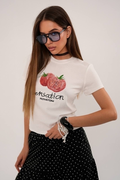 Футболка из хлопка , с добавлением стрейча , облегающего силуэта .