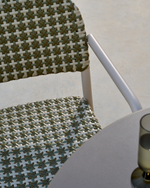 Уличный стул Tuccia бежевого-зеленого цвета из алюминия и искусственного ротанга