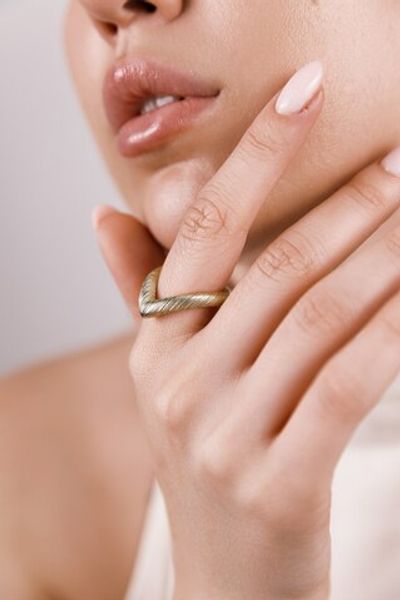 Кольцо "Галочка" сатинированное в золочении