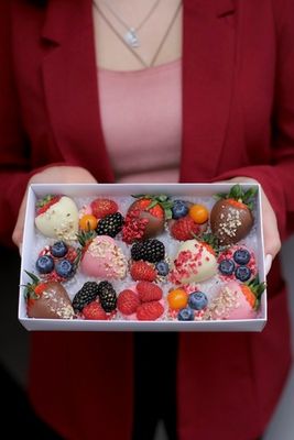 Клубника в шоколаде ассорти свежих ягод конфеты купить