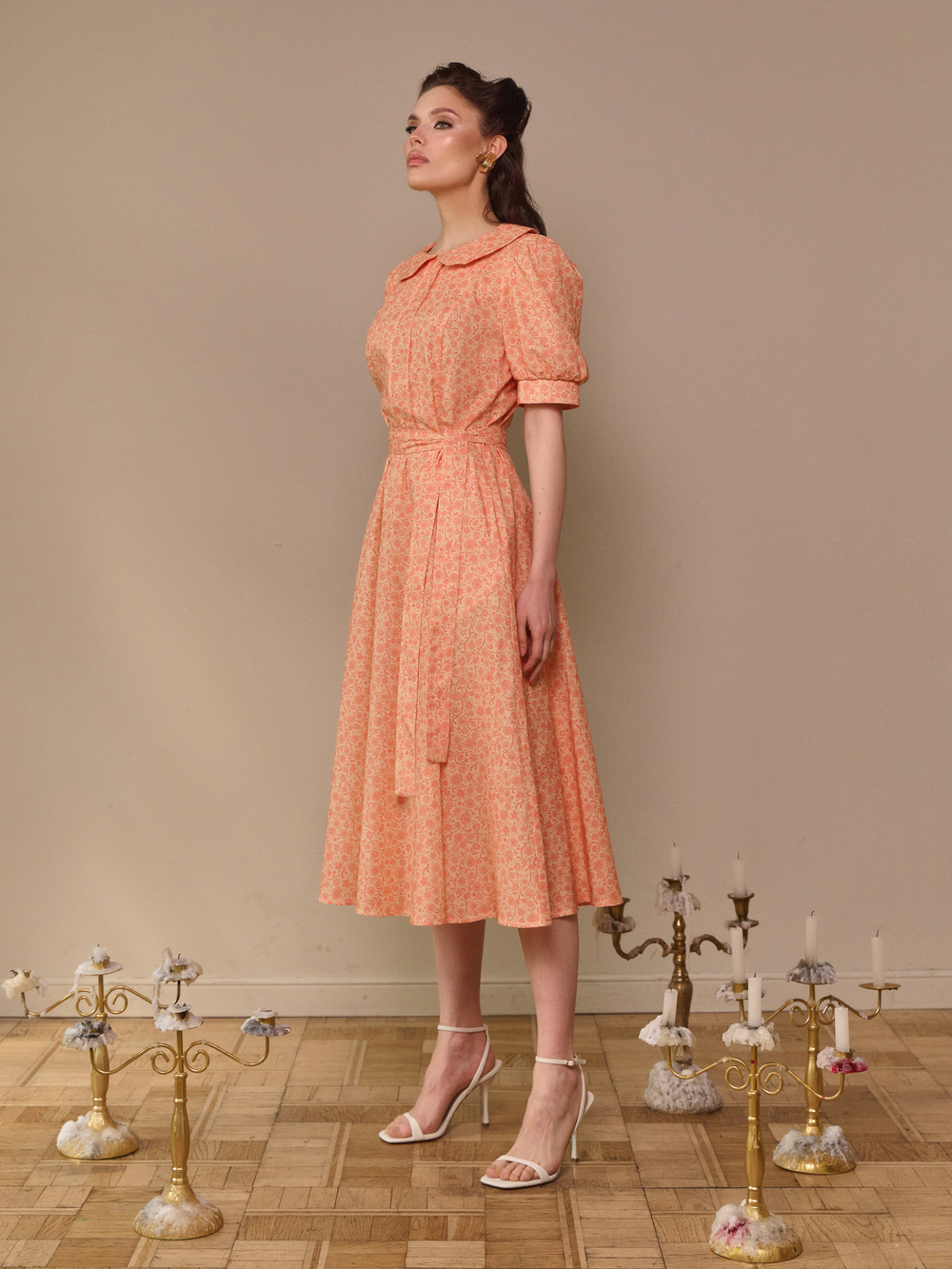 Платье с отложным воротником