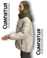 Комбинированная куртка сливочного оттенка до -20 с хаки воротником, кулиской на воротнике стойке, глубоким капюшоном