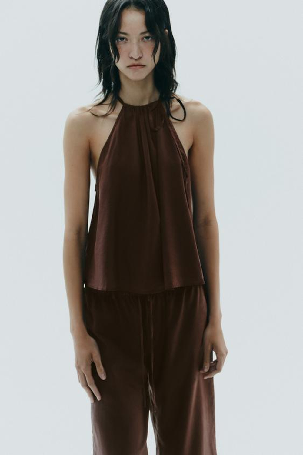 ZARA УКОРОЧЕННЫЕ БРЮКИ ИЗ СТРУЯЩЕЙСЯ ТКАНИ, КОРИЧНЕВЫЙ