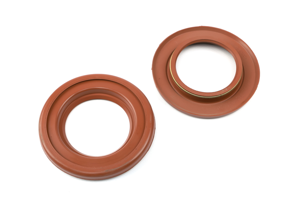 Сальник 60х104х15 а/м КАМАЗ подкачки колес (красный с пружиной/FPM)Резинотехника г. Балаково ( ОЕ 49252-3124025-20 )