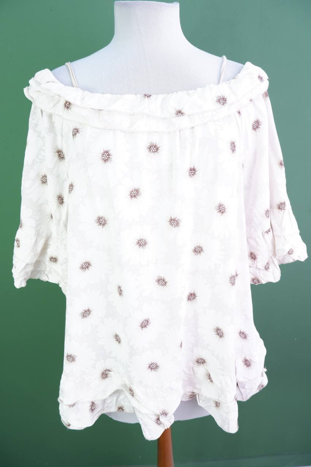 Блузка с красивыми цветами, визуально на 52 размер