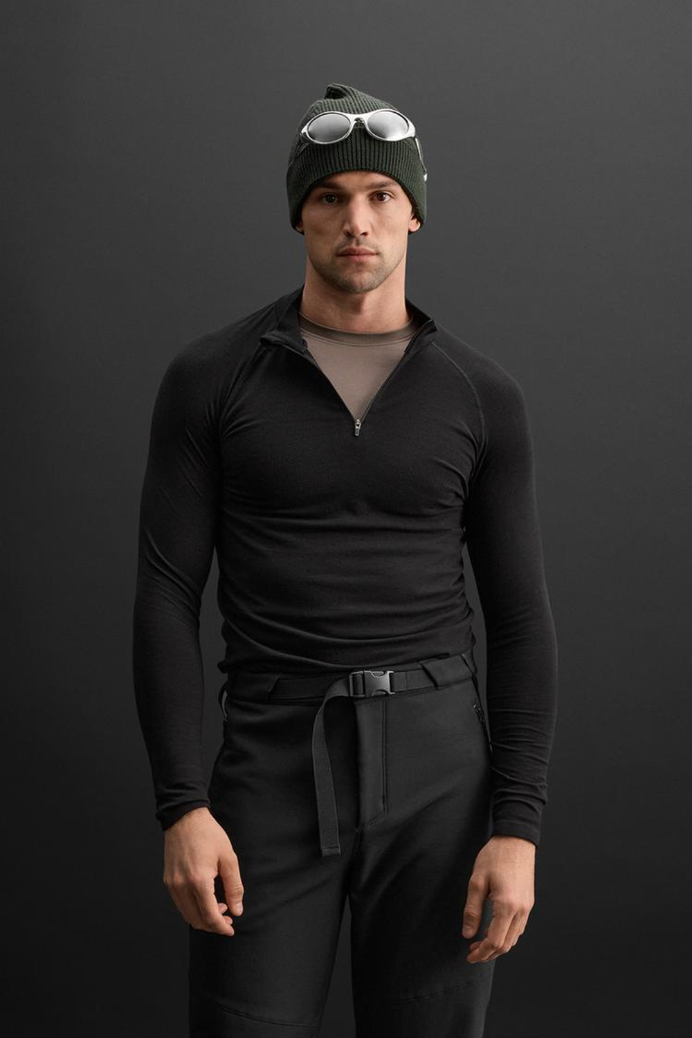 ZARA ФУТБОЛКА С ГОРЛОВИНОЙ НА МОЛНИИ, ЧЕРНЫЙ