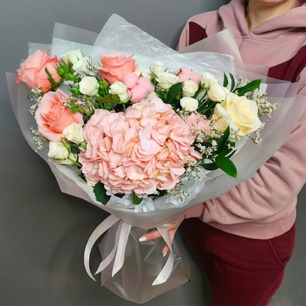 Авторский букет с розовой гортензией