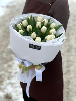 Белые тюльпаны в нежном оформлении от Флора Маркет