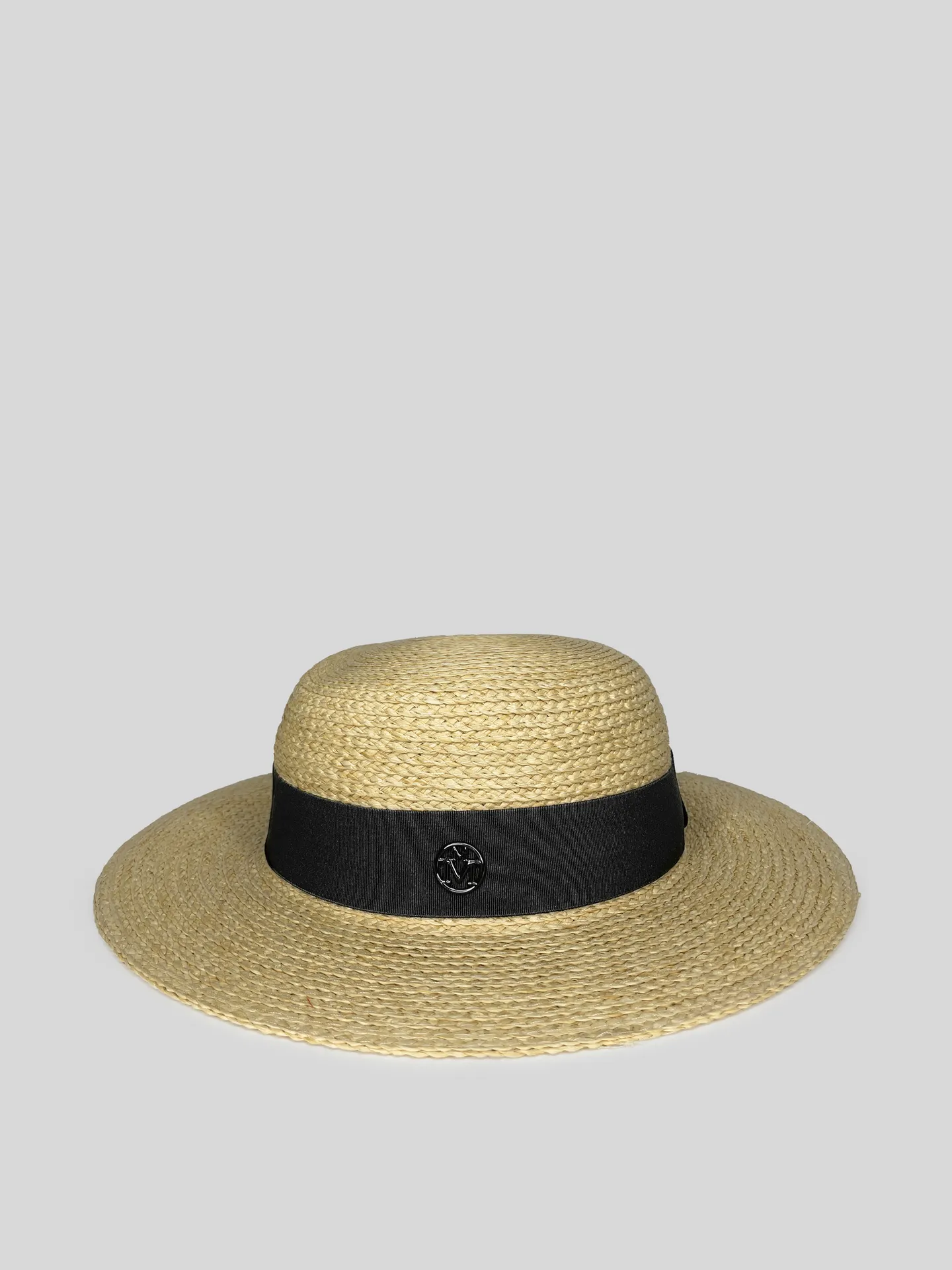 Шляпа соломенная с черной лентой и круглой вставкой