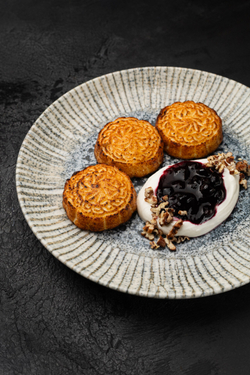 Сырники с конфи из черной смородины со сметаной