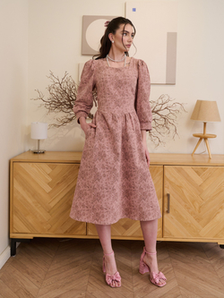 Платье с вырезом-сердечко