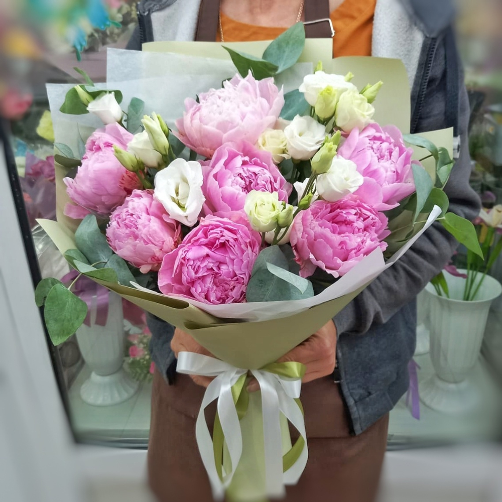 Букет из пионов сорта "Сара Бернар" и белых эустом